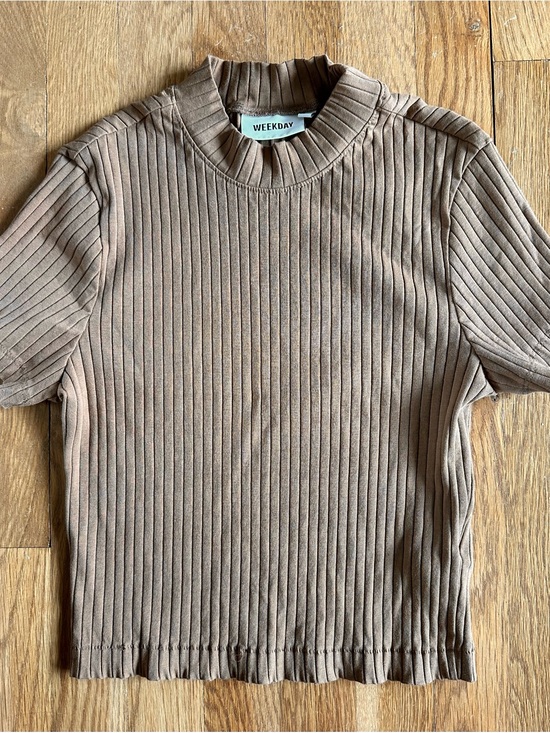 Weekday Tops - Weekday Ribbed Short Sleeve Turtleneck Tee